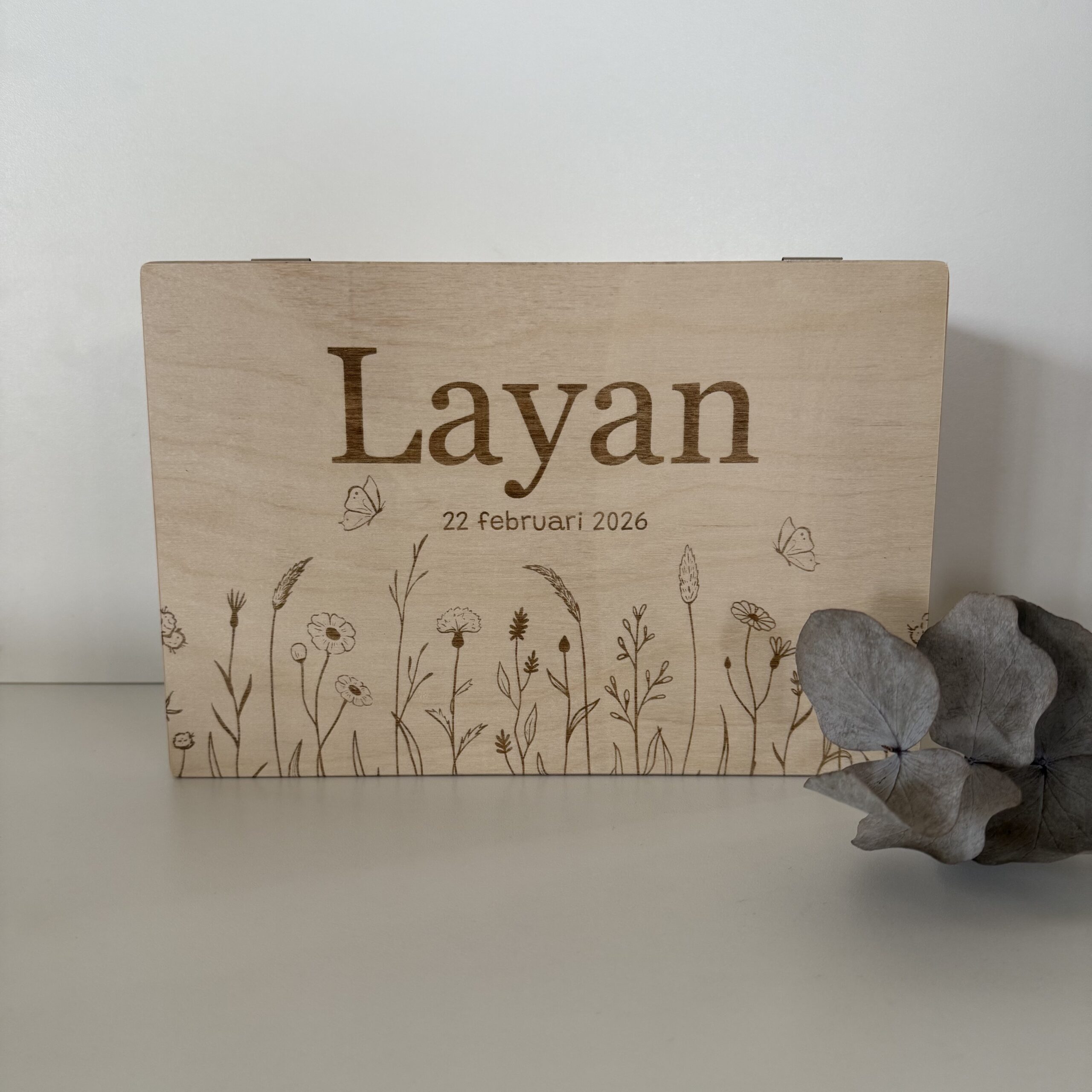Houten memorybox – Bloemen klein met naam gegraveerd