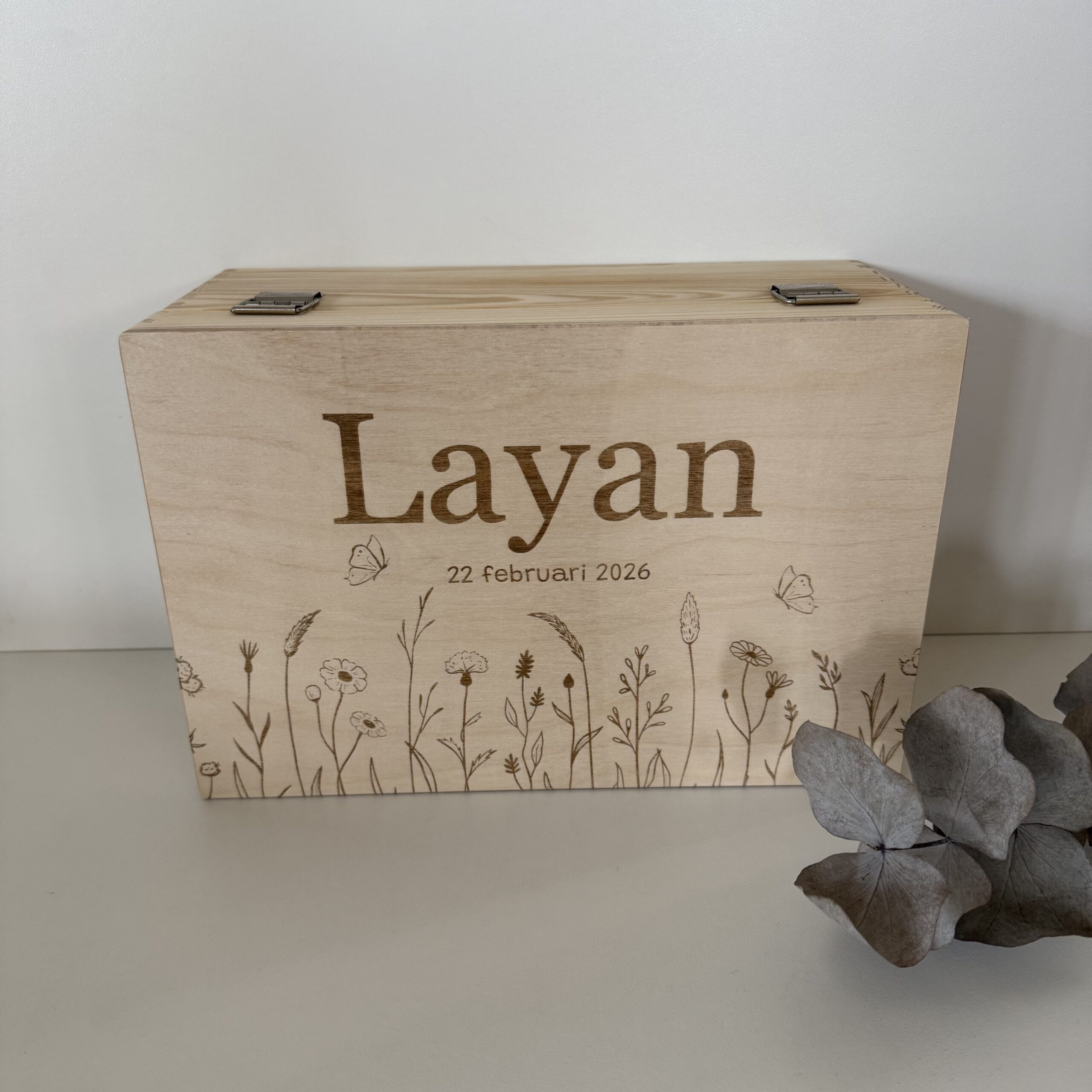 Houten memorybox – Bloemen klein met naam gegraveerd
