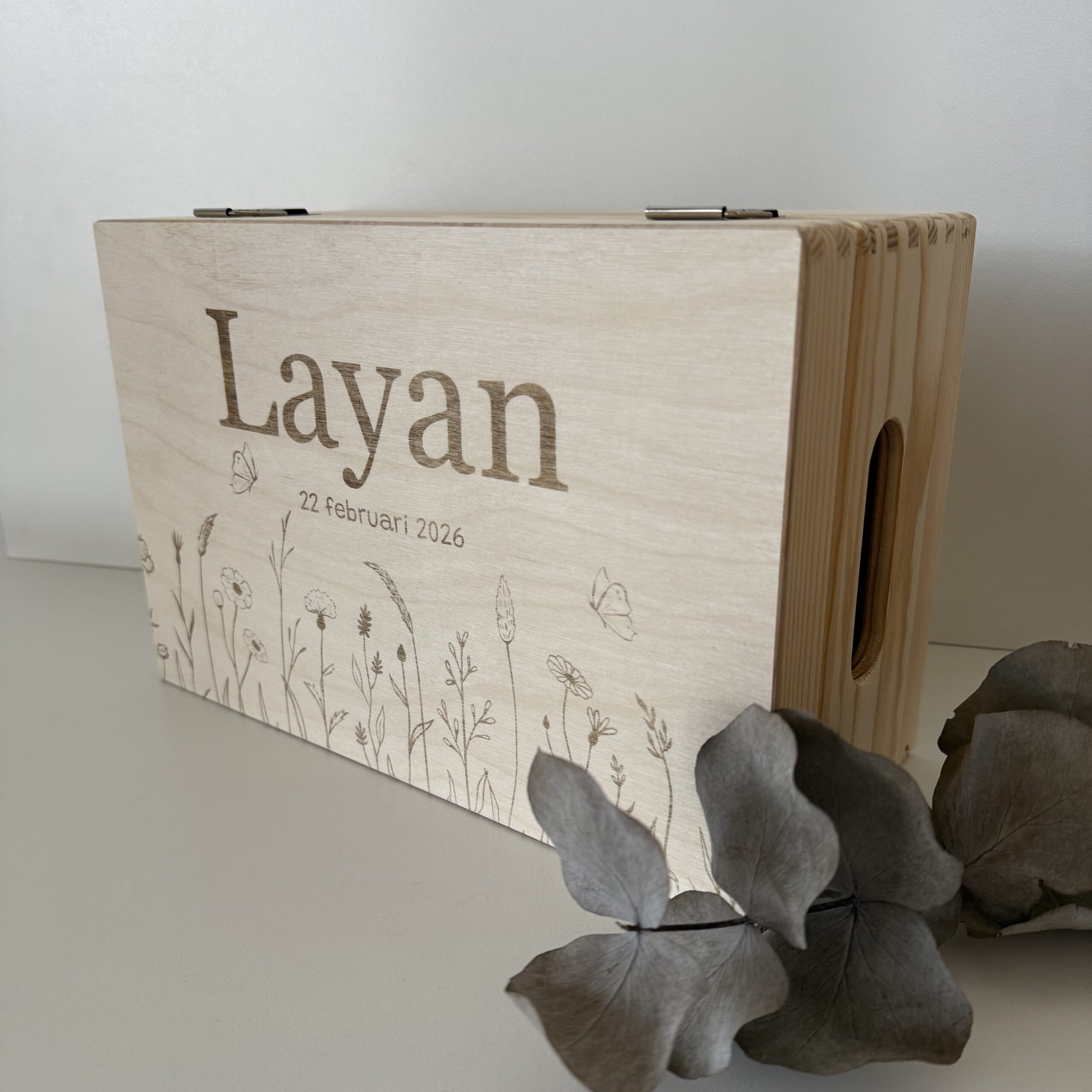 Houten memorybox – Bloemen klein met naam gegraveerd