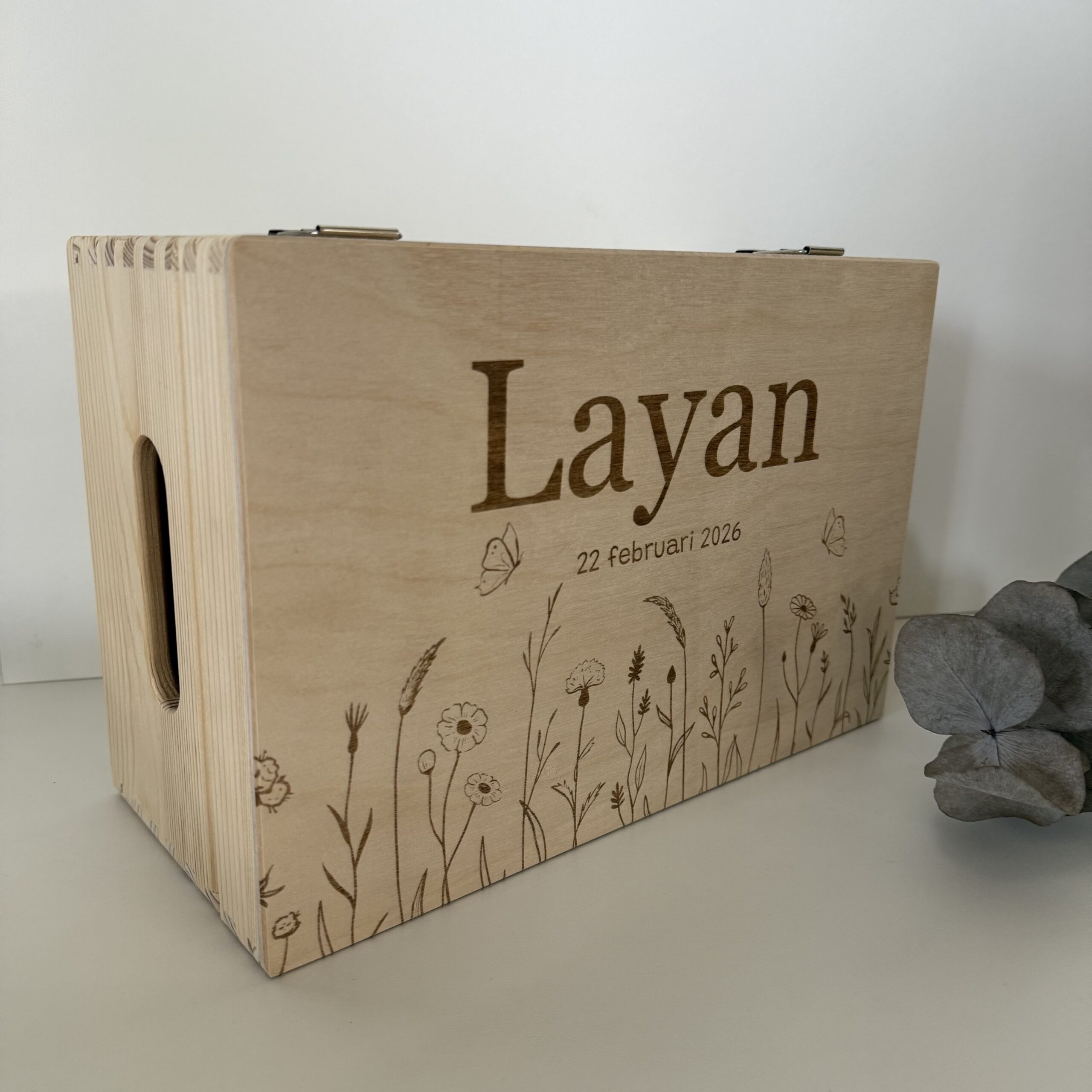 Houten memorybox – Bloemen klein met naam gegraveerd