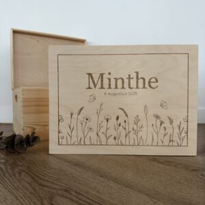 Houten memorybox – Bloemen groot met naam gegraveerd