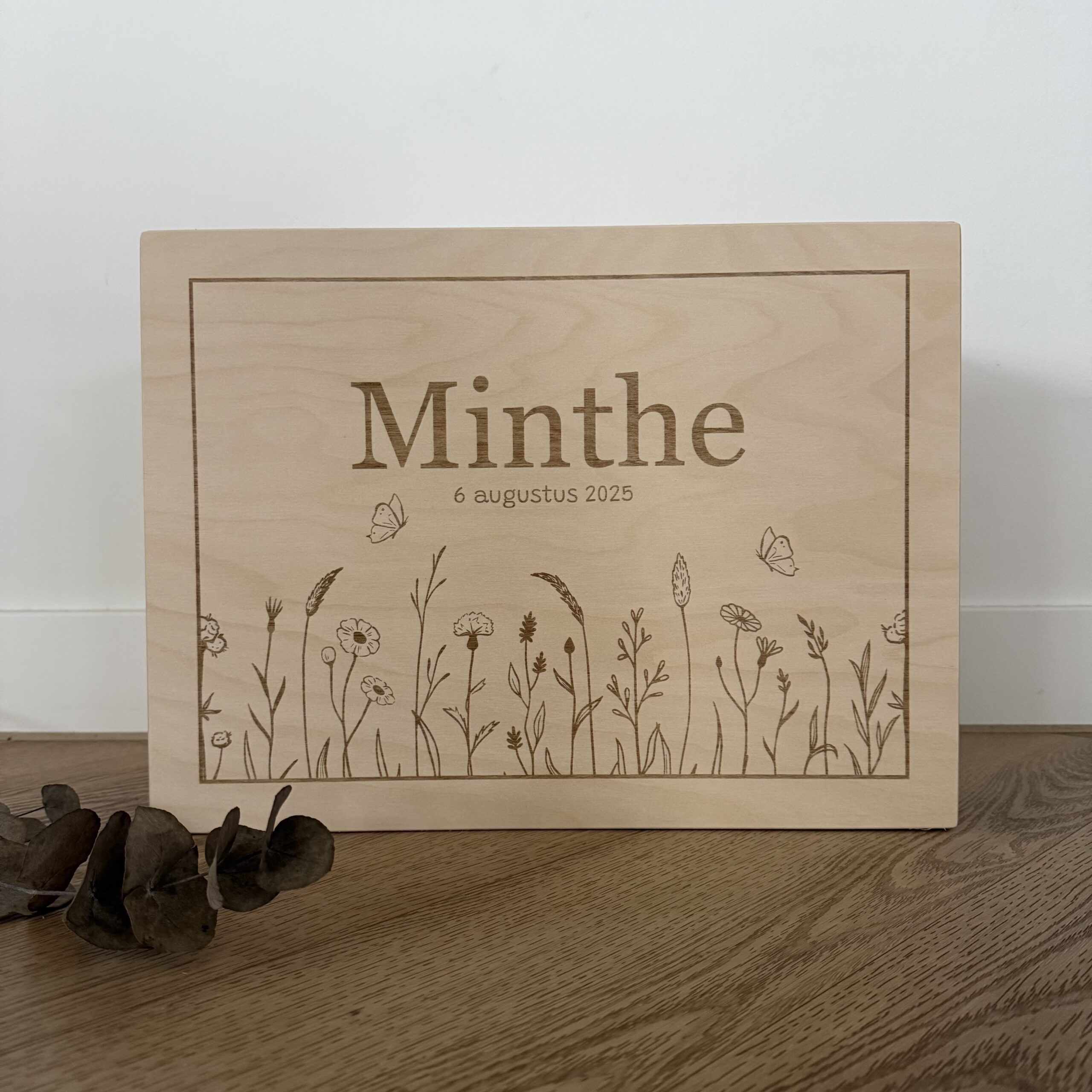 Houten memorybox – Bloemen groot met naam gegraveerd