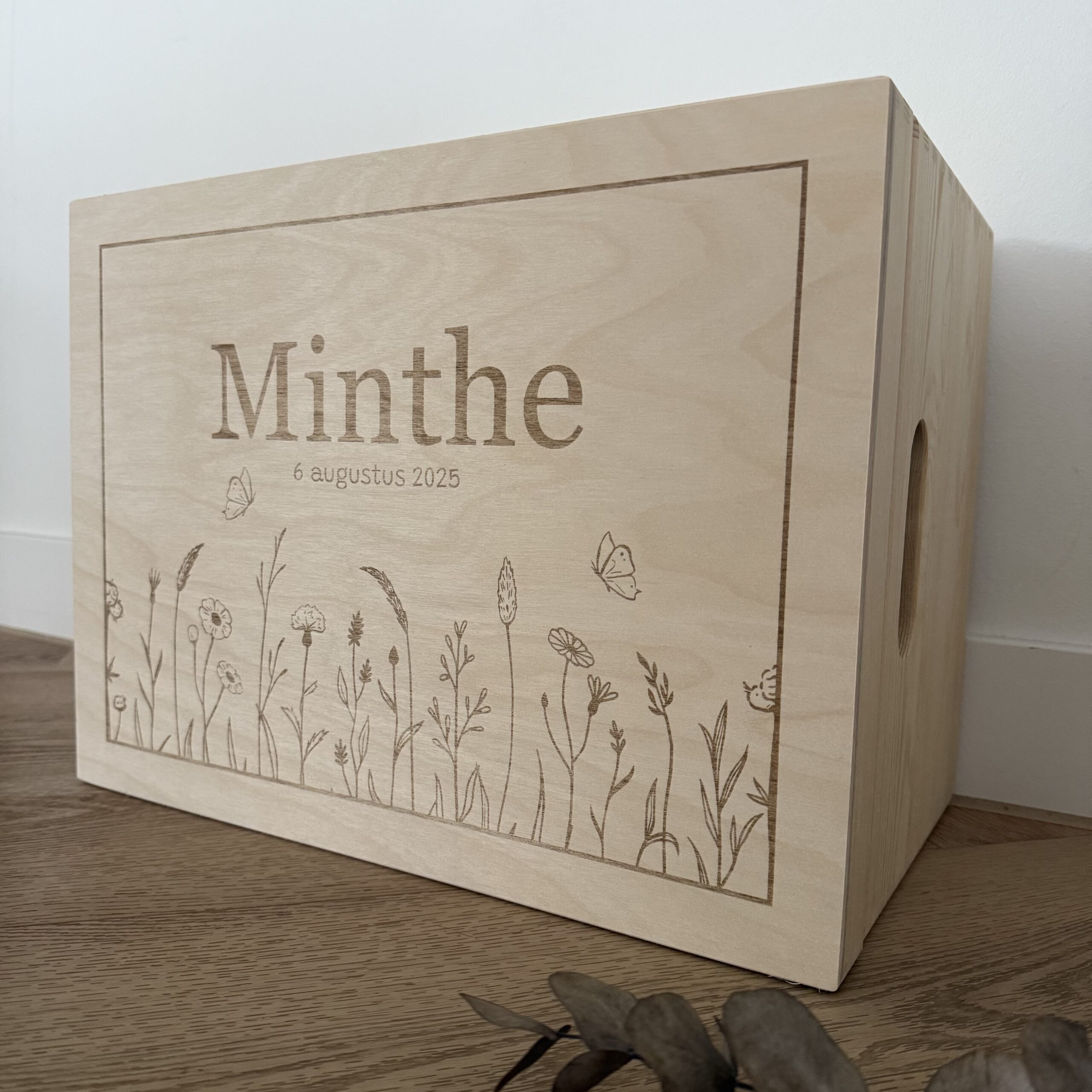 Houten memorybox – Bloemen groot met naam gegraveerd