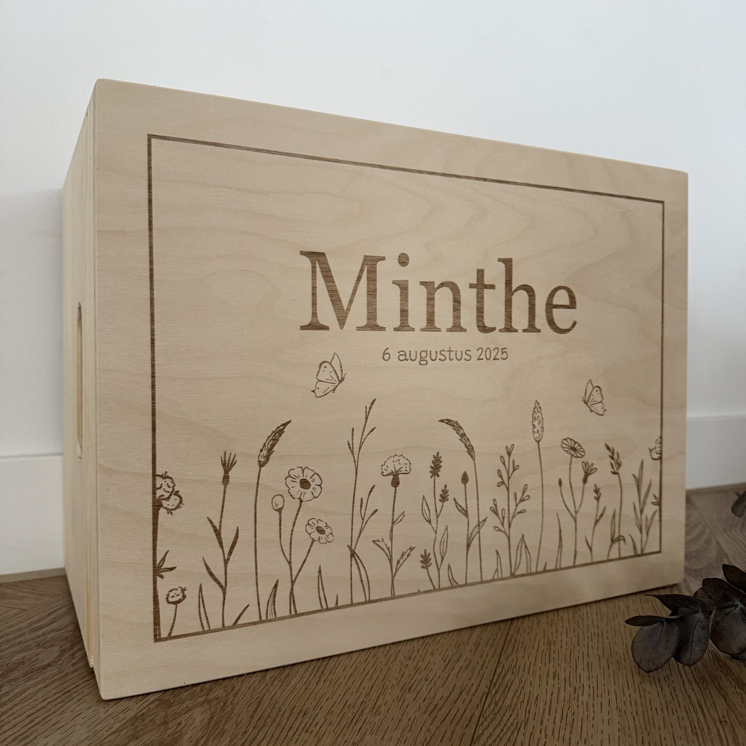 Houten memorybox – Bloemen groot met naam gegraveerd
