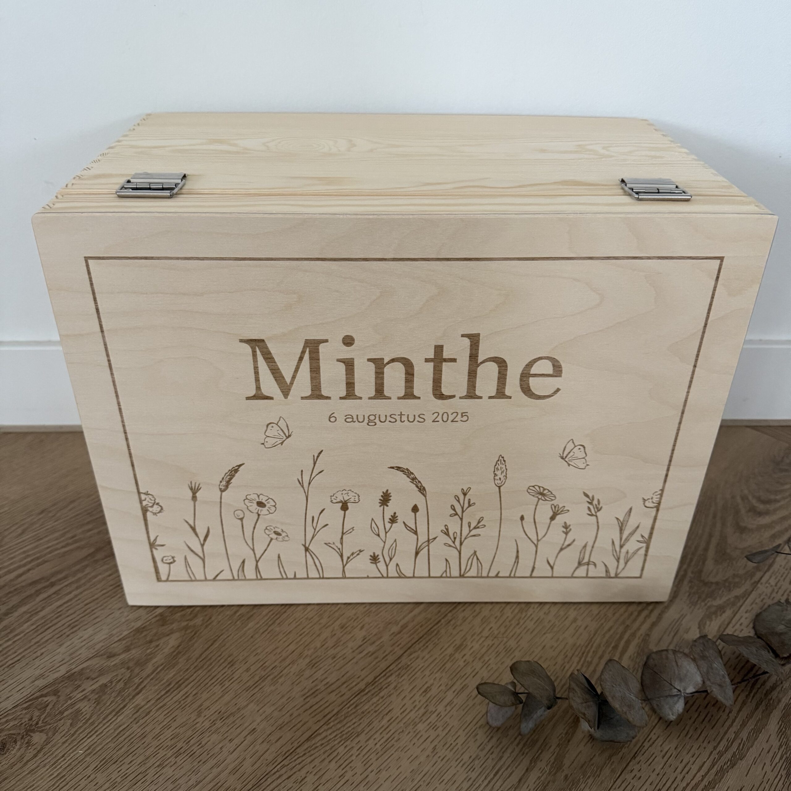 Houten memorybox – Bloemen groot met naam gegraveerd