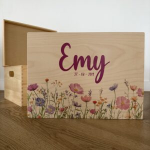 Houten memorybox – Wilde bloemen met naam gegraveerd