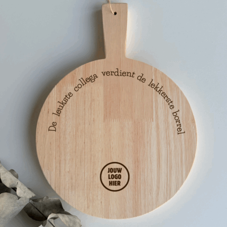 Ronde borrelplank met handvat en gravure