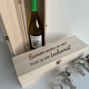 Gepersonaliseerde houten wijnkist met bedrijfslogo gegraveerd