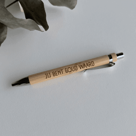 Gegraveerde houten pen met gegraveerde tekst