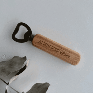 Gepersonaliseerde houten bieropener met bedrijfslogo gegraveerd