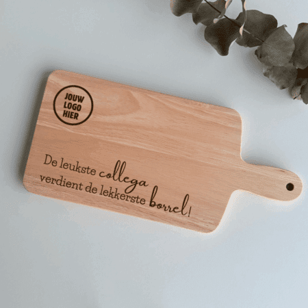 Gepersonaliseerde borrelplank met handvat met bedrijfslogo gegraveerd