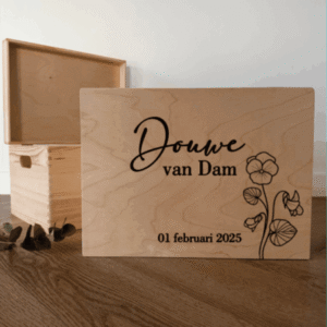 Houten memorybox – Geboortebloem met naam gegraveerd