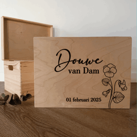 Houten memorybox – Geboortebloem met naam gegraveerd