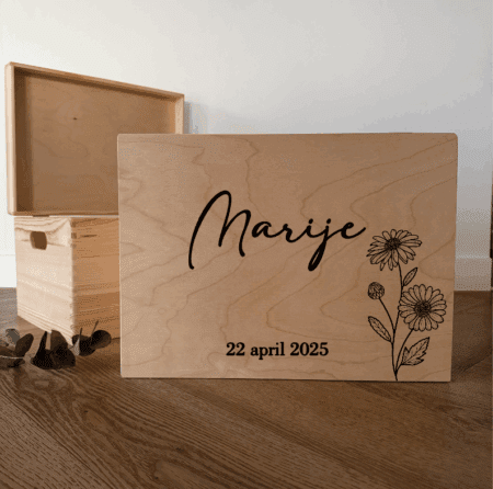 Houten memorybox – Geboortebloem met naam gegraveerd