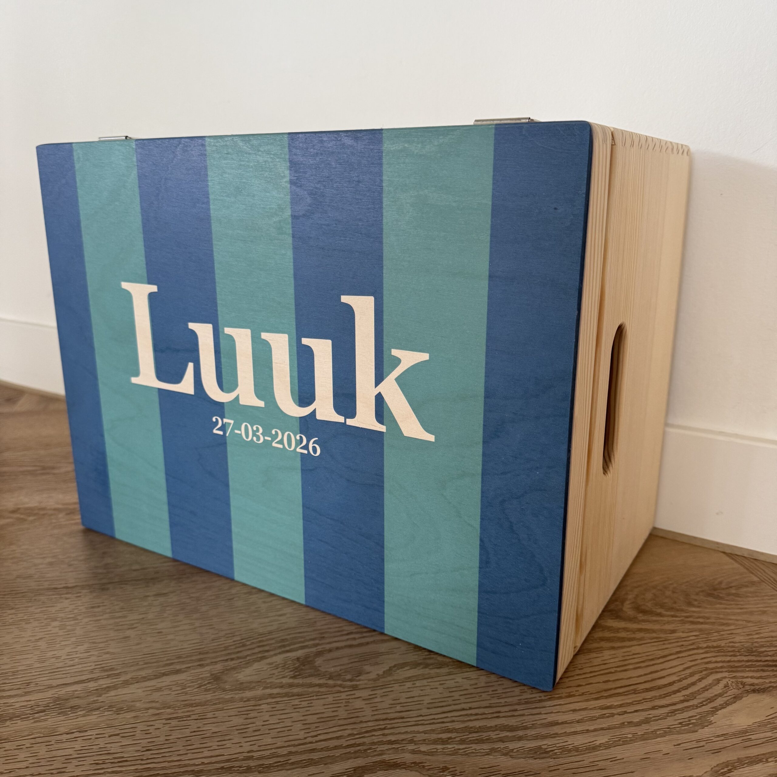 Houten memorybox – Strepen jongen - Afbeelding 3